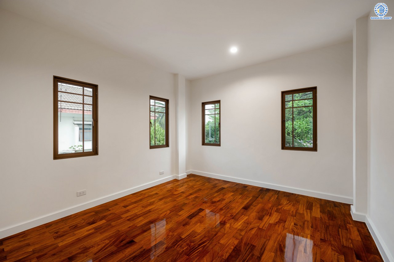 บ้านมือสองตกแต่งใหม่ จากแบรนด์ Sansiri โครงการ เศรษฐสิริ วงแหวน-สุขาภิบาล2 บ้านเดี่ยวหลังมุม เนื้อที่ 70.10 ตร.ว. พื้นที่ใช้สอย 166.20 ตร.ม. ฟังก์ชัน 3 ห้องนอน 3 ห้องน้ำ 1 ห้องแม่บ้าน 2 ที่จอดรถ ติดถนนใหญ่เสรีไทย ใกล้จุดขึ้นทางด่วน "วงแหวน-กาญจนาภิเษก" และ ใกล้รถไฟฟ้าสายสีชมพู "สถานีนพรัตน์"...